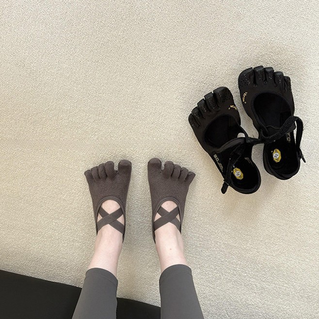 Home Gym Yoga - جوارب يوغا نسائية بخمسة أصابع وحزام