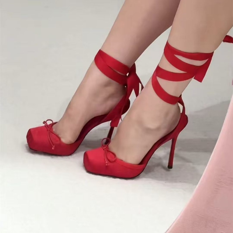أحذية حمراء بكعب عالٍ، حذاء نس - مراجعة Ankle Strap Attachment وسعره