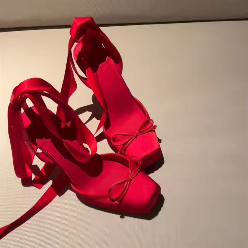 أحذية حمراء بكعب عالٍ، حذاء نس - مراجعة Ankle Strap Attachment وسعره